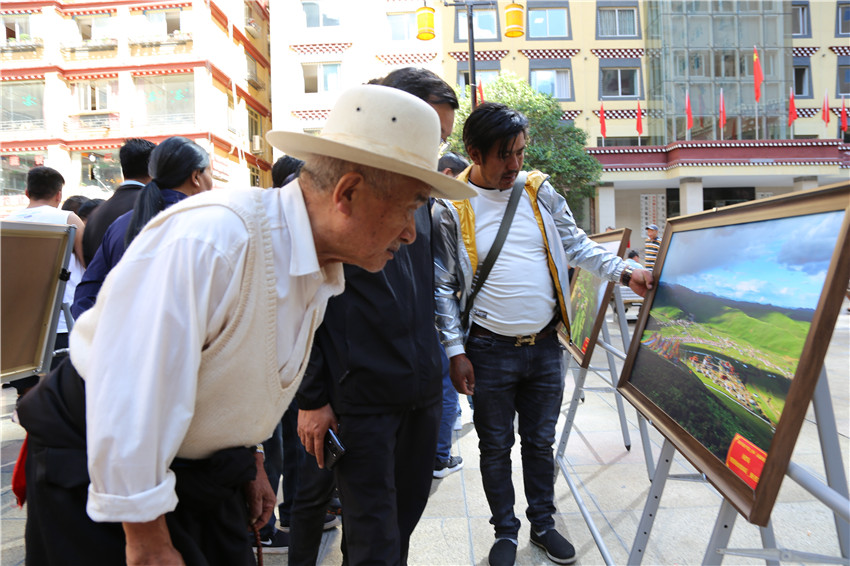當(dāng)?shù)厝罕娗皝?lái)觀(guān)展.JPG