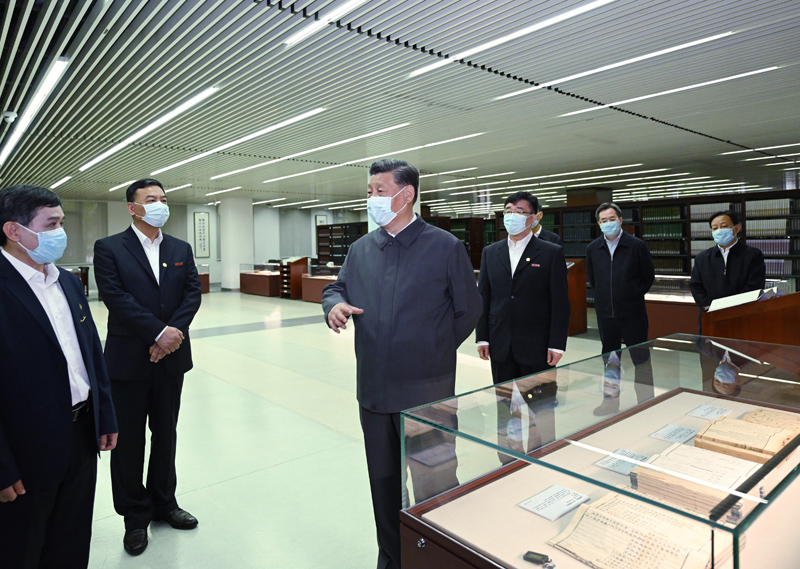2022年4月25日，習近平來到中國人民大學考察調(diào)研。這是他在圖書館考察。