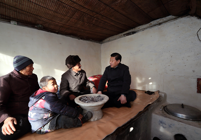 2012年12月30日，習(xí)近平在河北省阜平縣龍泉關(guān)鎮(zhèn)駱駝灣村看望唐榮斌老人一家。