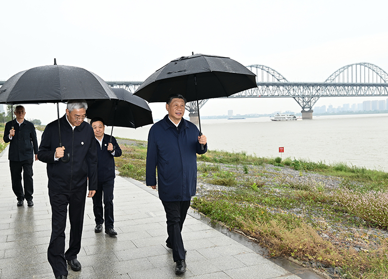 2023年10月10日，習(xí)近平總書記在江西長江國家文化公園九江城區(qū)段冒雨考察。