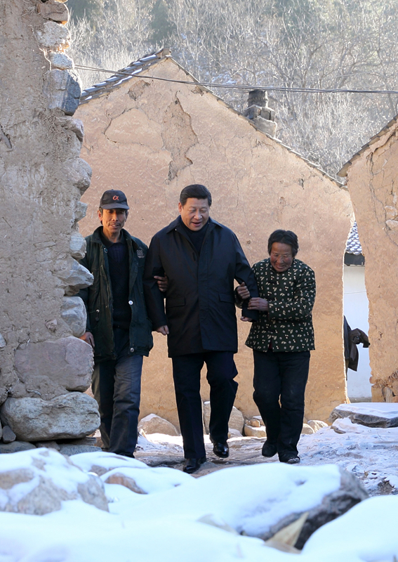 2012年12月30日，習(xí)近平總書記來到地處深山的河北阜平駱駝灣村，走進(jìn)困難群眾唐宗秀家慰問看望。