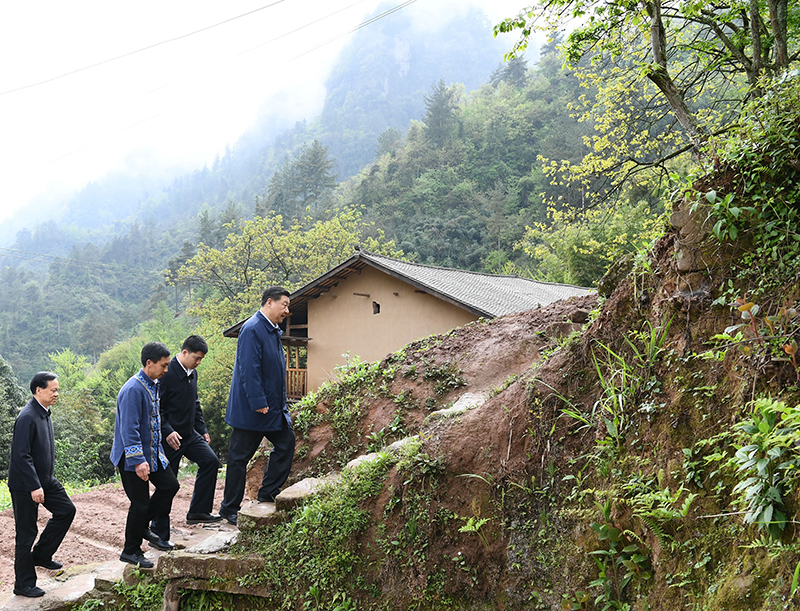 2019年4月15日，在石柱土家族自治縣中益鄉(xiāng)華溪村，習近平總書記踏著濕滑的石階登上陡坡，前往貧困戶譚登周家看望。