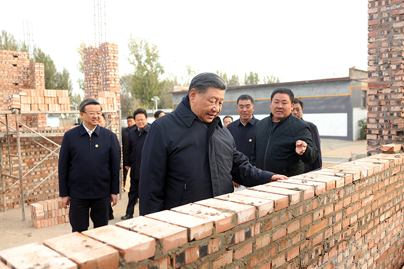 2023年11月10日，習(xí)近平總書記在河北保定涿州市刁窩鎮(zhèn)萬全莊村房屋重建施工現(xiàn)場考察。