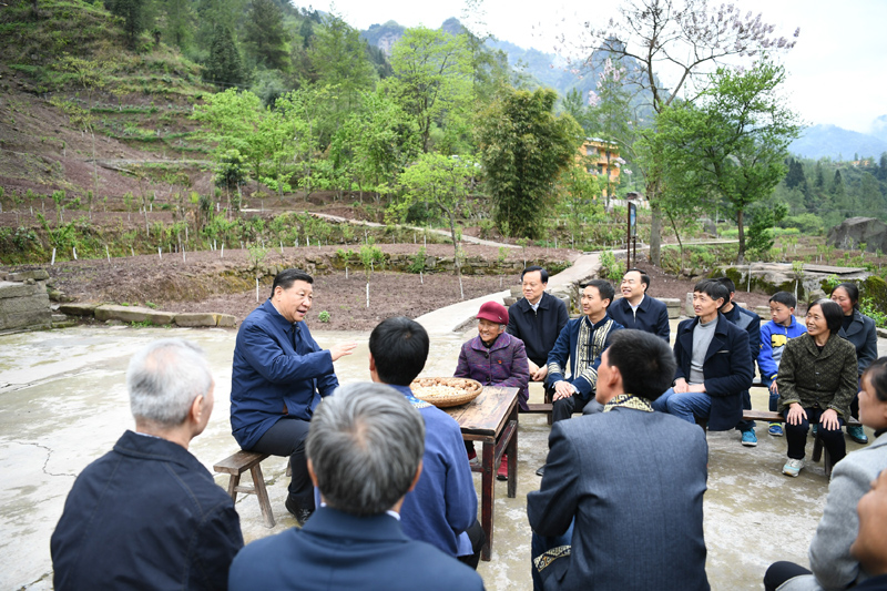 2019年4月15日至17日，中共中央總書記、國家主席、中央軍委主席習(xí)近平在重慶考察，并主持召開解決“兩不愁三保障”突出問題座談會。這是4月15日下午，習(xí)近平在石柱土家族自治縣中益鄉(xiāng)華溪村同村民代表、基層干部、扶貧干部、鄉(xiāng)村醫(yī)生等圍坐在一起，共話脫貧攻堅。新華社記者 謝環(huán)馳 攝