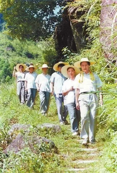 1989年7月，習(xí)近平在壽寧縣山村。