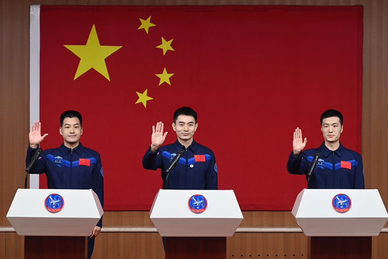 2024年月24日，神舟十八號載人飛行任務航天員葉光富（中）、李聰（右）、李廣蘇在酒泉衛(wèi)星發(fā)射中心問天閣與媒體記者集體見面。