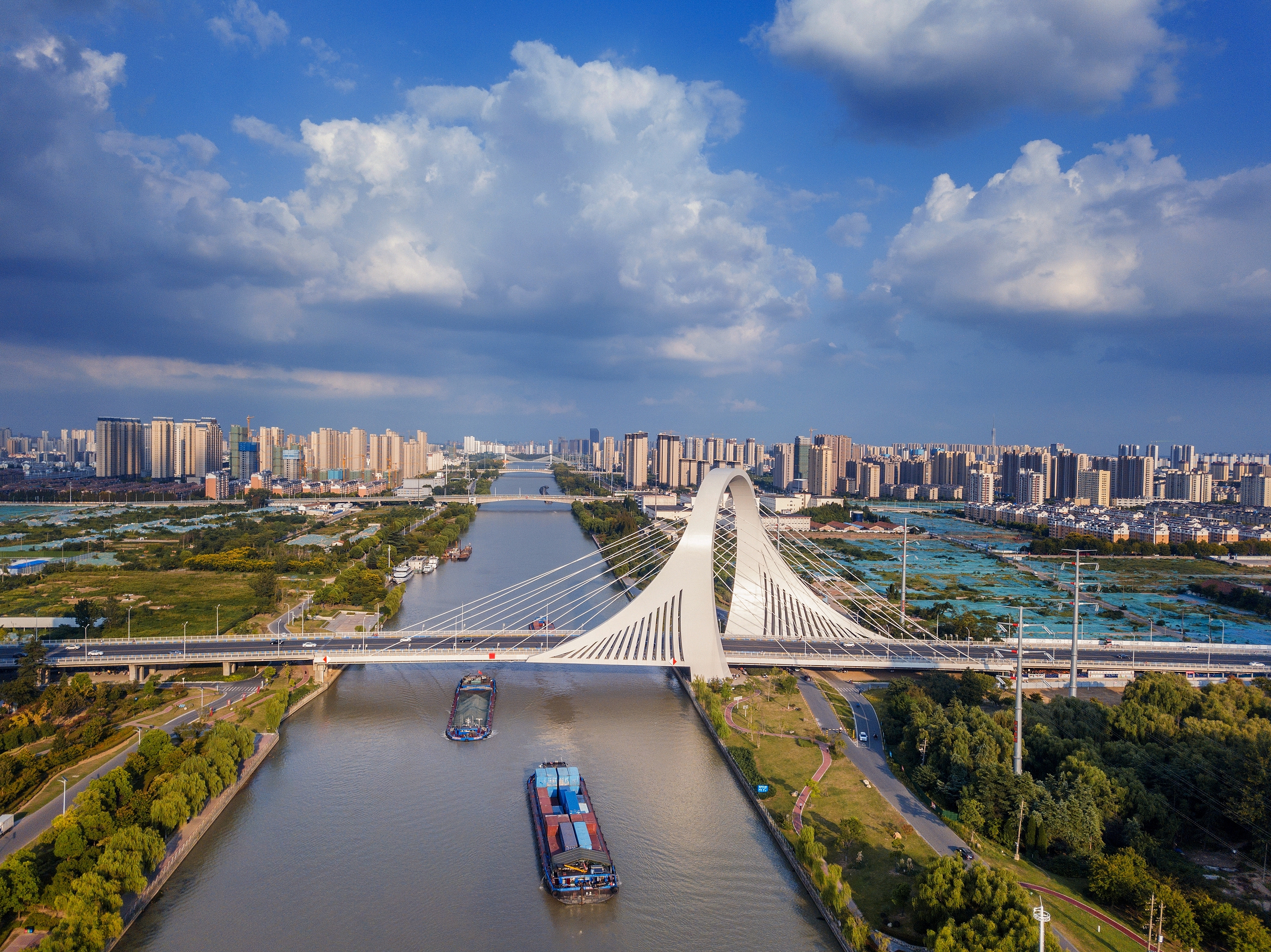 2022年9月12日，幾艘船舶行駛在江蘇淮安運(yùn)河大橋附近。