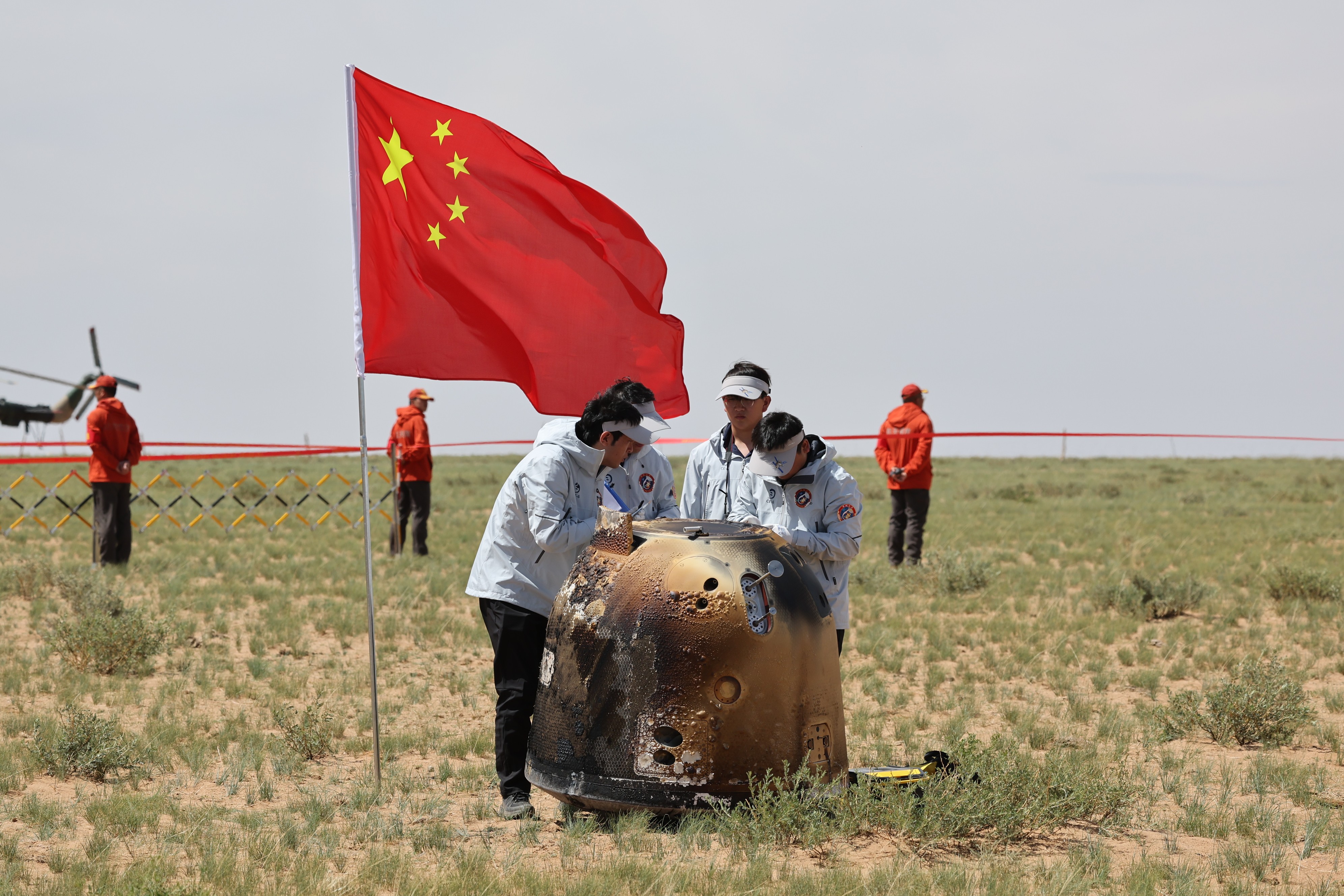 6月25日拍攝的嫦娥六號(hào)返回器回收現(xiàn)場(chǎng)。