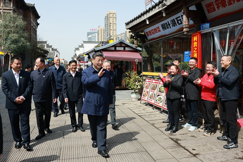 2024年3月19日上午，習(xí)近平在常德河街考察時(shí)，同店主和游客親切交流。新華社記者 王曄 攝