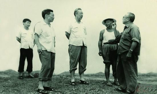1978年8月，習(xí)仲勛（左三）在廣東惠陽(yáng)農(nóng)村調(diào)研。在清華大學(xué)讀書的習(xí)近平（左一）利用暑假時(shí)間參加社會(huì)實(shí)踐，隨同父親一起下鄉(xiāng)。