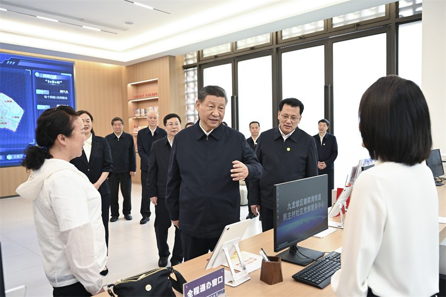 2024年4月22日至24日，中共中央總書記、國家主席、中央軍委主席習(xí)近平在重慶考察。這是22日下午，習(xí)近平在九龍坡區(qū)謝家灣街道民主村社區(qū)考察。新華社記者 謝環(huán)馳 攝