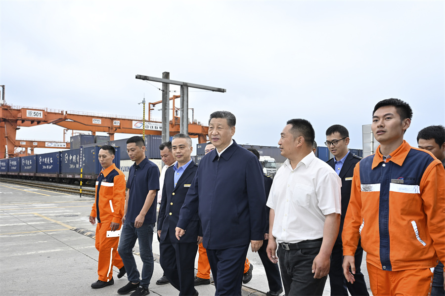 2024年4月22日至24日，中共中央總書記、國家主席、中央軍委主席習(xí)近平在重慶考察。這是22日下午，習(xí)近平在重慶國際物流樞紐園區(qū)重慶鐵路集裝箱中心站，同貨車司機(jī)、列車司機(jī)、裝卸工人、場(chǎng)站管理人員等親切交流。新華社記者 岳月偉 攝