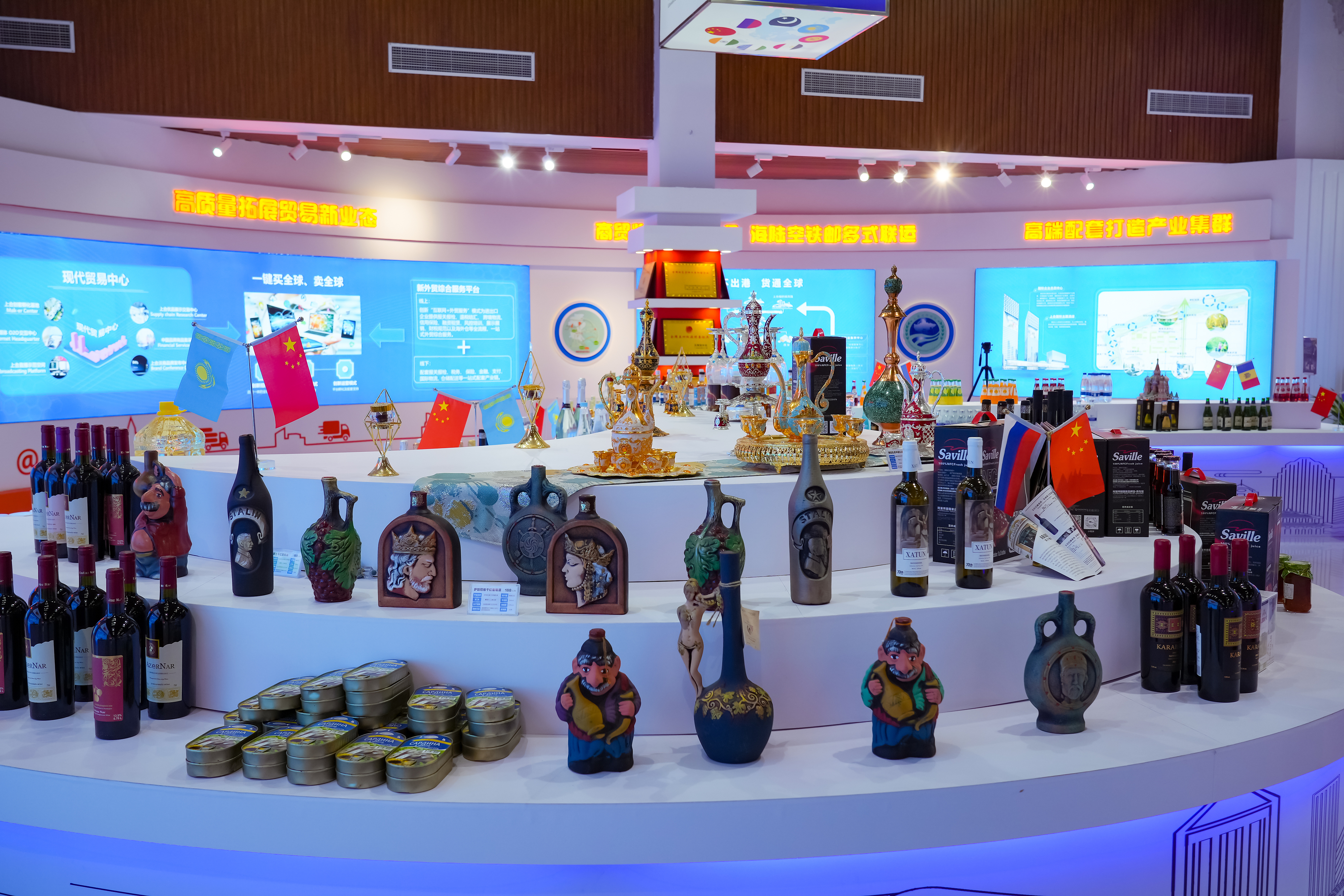 2022年10月19日，青島，上合示范區(qū)展出的上合國(guó)家特色商品。