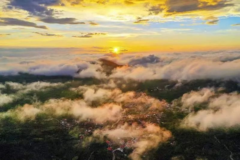 圖為云霧繚繞的軍營村，群山盡翠，紅瓦掩映。廈門市委宣傳部供圖