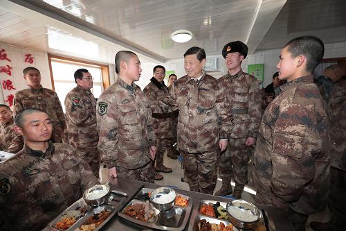 2014年1月26日中午，習(xí)近平來(lái)到連隊(duì)食堂，同戰(zhàn)士們一起用餐。新華社記者 李剛 攝