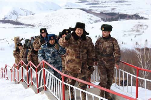  2014年1月26日上午，習(xí)近平來(lái)到內(nèi)蒙古邊防某團(tuán)三角山哨所，看望正在執(zhí)勤的戰(zhàn)士。新華社記者 李剛 攝