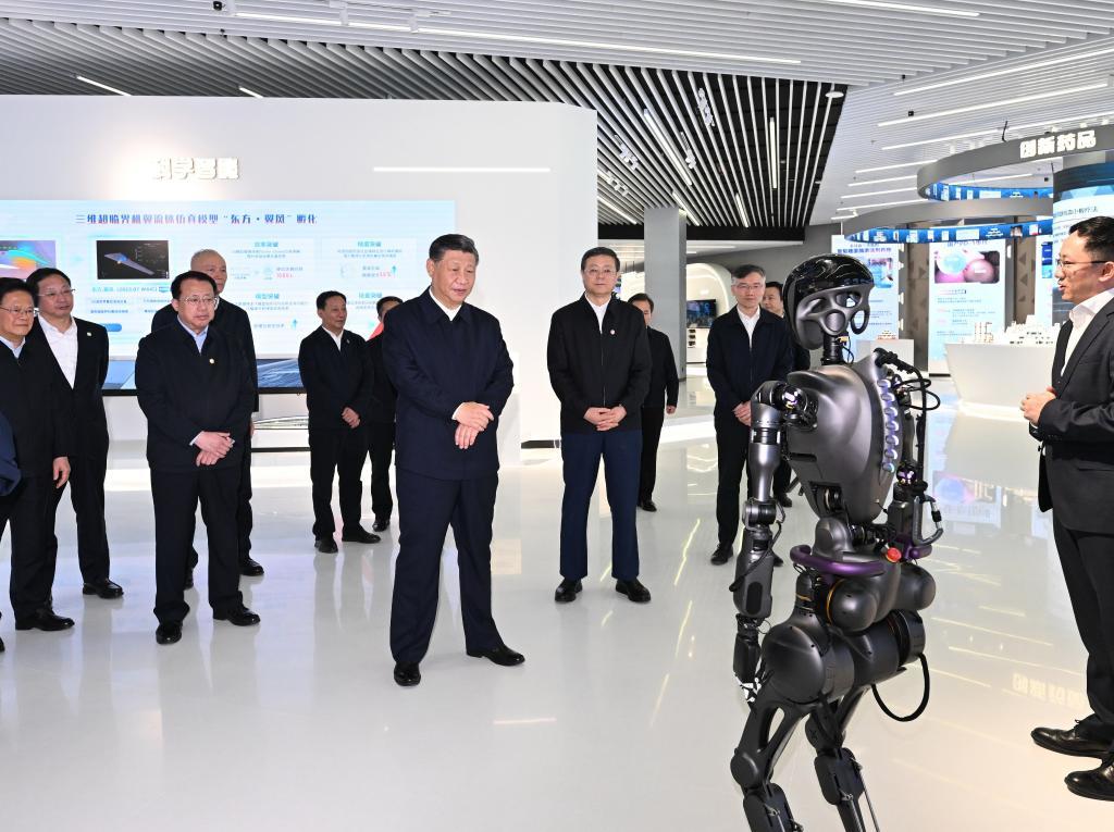 2023年11月28日下午，習(xí)近平在浦東新區(qū)張江科學(xué)城參觀上海科技創(chuàng)新成果展。新華社記者 謝環(huán)馳 攝