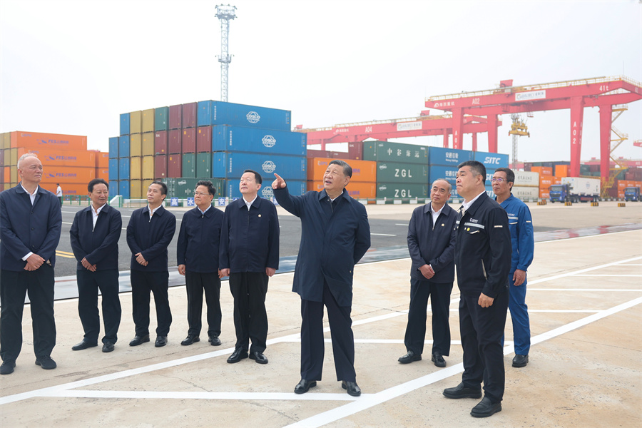 2024年5月22日至24日，中共中央總書記、國家主席、中央軍委主席習近平在山東考察。這是22日下午，習近平在日照港察看全自動化集裝箱碼頭作業(yè)場景。新華社記者 鞠鵬 攝