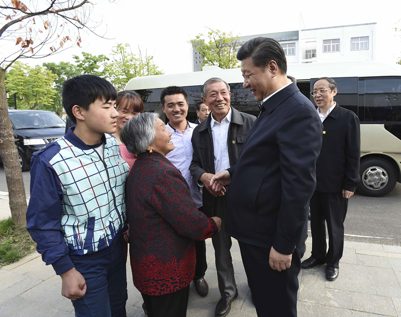 2016年4月25日，習(xí)近平在安徽省滁州市鳳陽縣小崗村看望當(dāng)年大包干帶頭人嚴(yán)金昌（右三）一家。